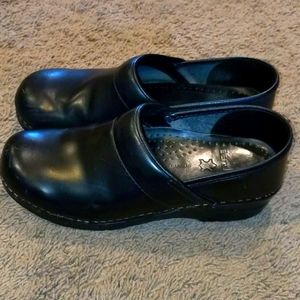 Dansko Classic Black Leather Clog Narrow Fit